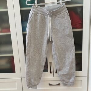 Lululemon Scuba Joggers Crop 23” SZ 4 EUC Light Core Grey ❤️